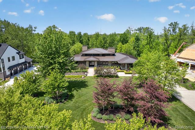 Builiding view eighty six for 22635 Evergreen, Novi, MI. 48374