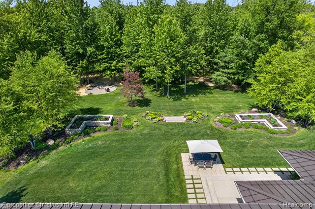 Builiding view eighty three for 22635 Evergreen, Novi, MI. 48374