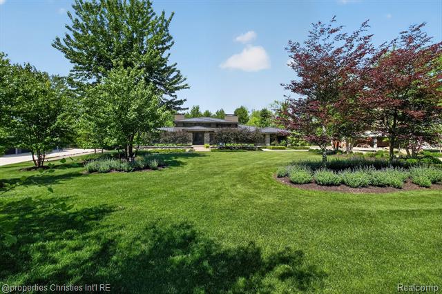 Builiding view eighty for 22635 Evergreen, Novi, MI. 48374