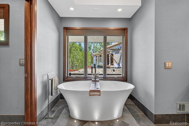 Builiding view fifty for 22635 Evergreen, Novi, MI. 48374