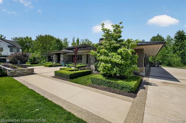 Builiding view five for 22635 Evergreen, Novi, MI. 48374