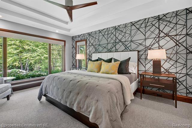 Builiding view forty seven for 22635 Evergreen, Novi, MI. 48374