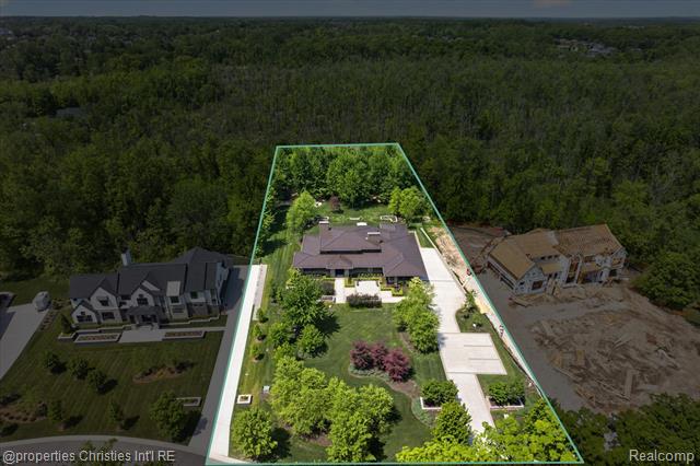 Builiding view ninety two for 22635 Evergreen, Novi, MI. 48374