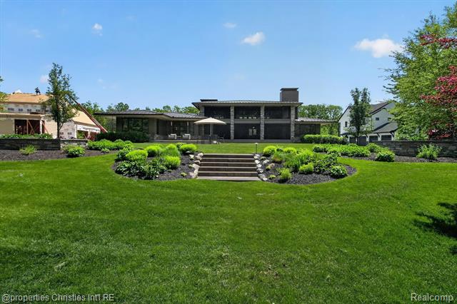 Builiding view seventy five for 22635 Evergreen, Novi, MI. 48374