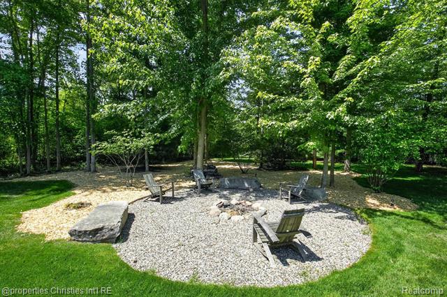 Builiding view seventy four for 22635 Evergreen, Novi, MI. 48374