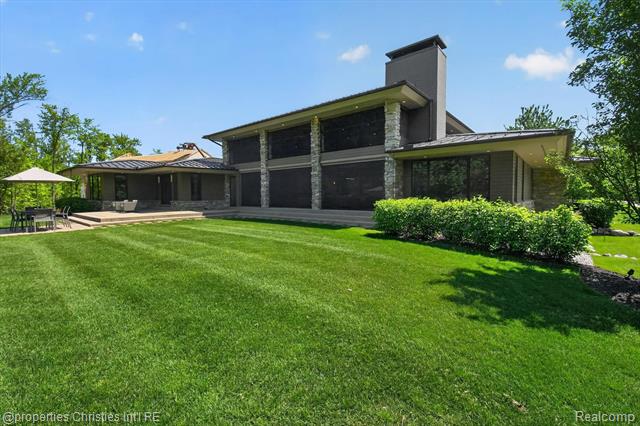 Builiding view seventy one for 22635 Evergreen, Novi, MI. 48374