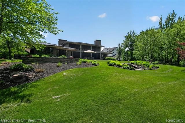 Builiding view seventy six for 22635 Evergreen, Novi, MI. 48374
