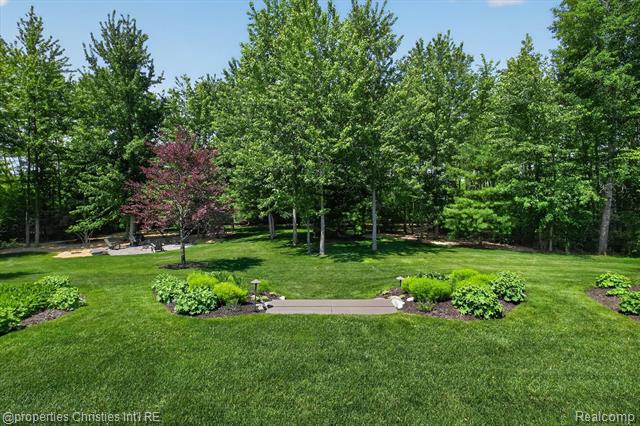 Builiding view seventy three for 22635 Evergreen, Novi, MI. 48374