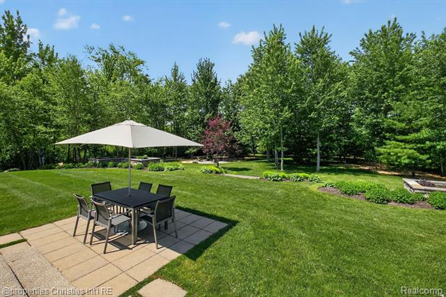 Builiding view seventy two for 22635 Evergreen, Novi, MI. 48374
