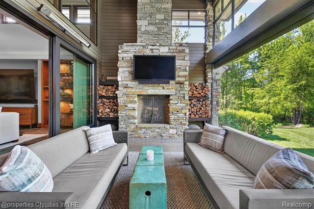 Builiding view sixteen for 22635 Evergreen, Novi, MI. 48374