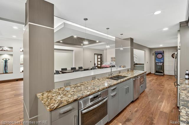 Builiding view sixty four for 22635 Evergreen, Novi, MI. 48374