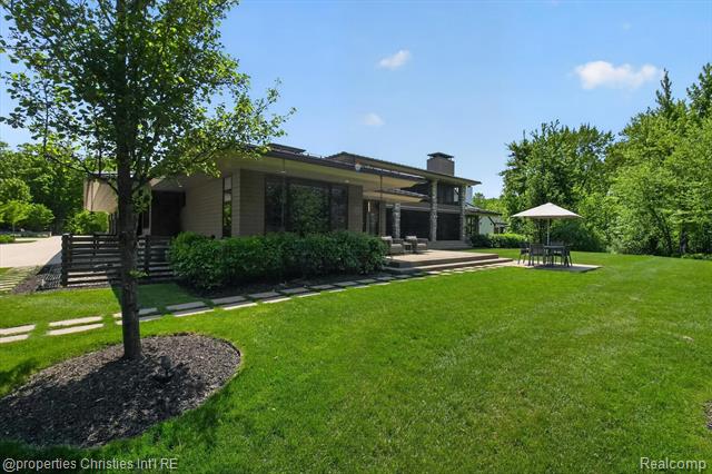 Builiding view sixty nine for 22635 Evergreen, Novi, MI. 48374