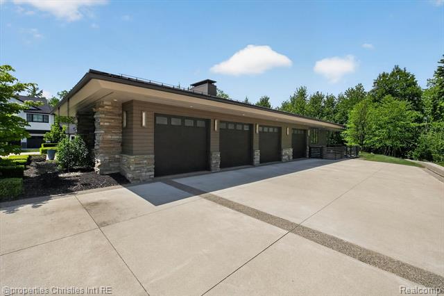 Builiding view sixty seven for 22635 Evergreen, Novi, MI. 48374