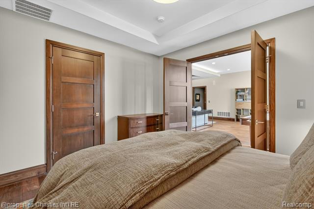 Builiding view sixty two for 22635 Evergreen, Novi, MI. 48374