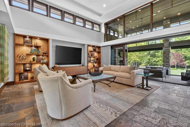 Builiding view ten for 22635 Evergreen, Novi, MI. 48374