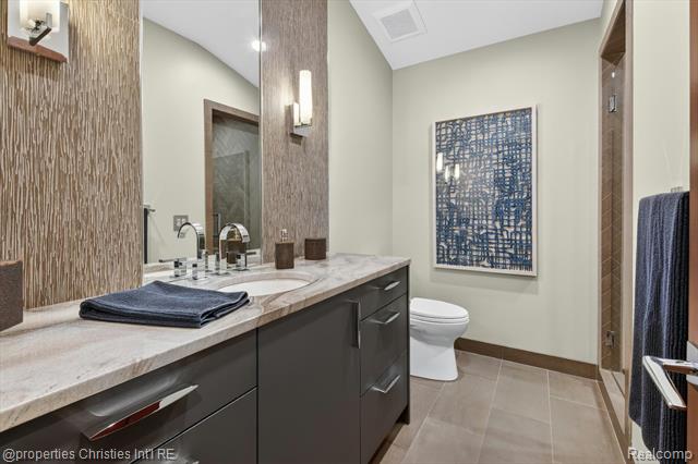 Builiding view thirty eight for 22635 Evergreen, Novi, MI. 48374