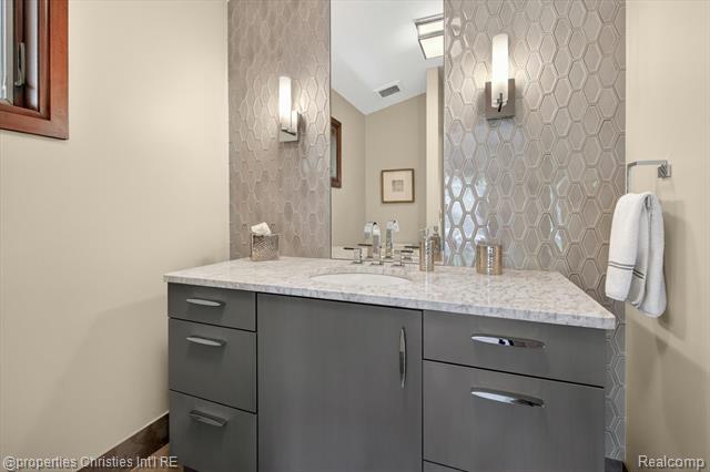 Builiding view thirty seven for 22635 Evergreen, Novi, MI. 48374