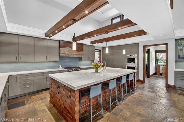 Builiding view twenty five for 22635 Evergreen, Novi, MI. 48374