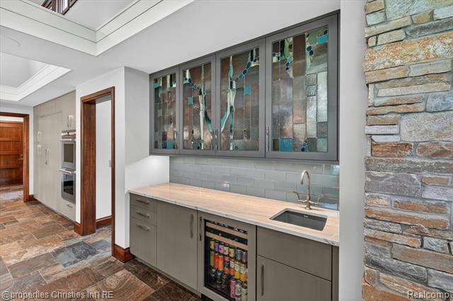 Builiding view twenty two for 22635 Evergreen, Novi, MI. 48374