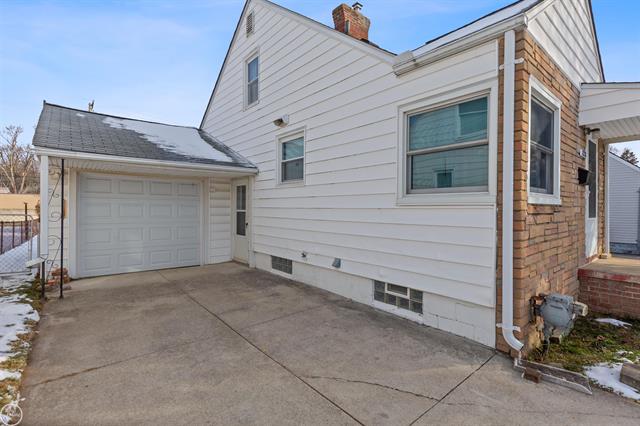 Builiding view thirty for 21227 Hillcrest, Clinton Township, MI. 48036