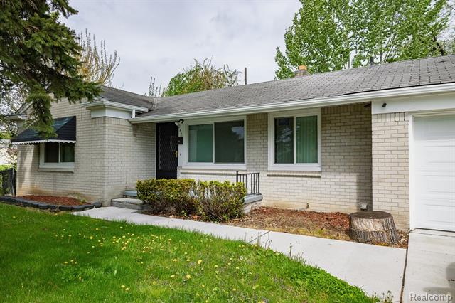 Builiding view one for 245 N Broadway, Mount Clemens, MI. 48043