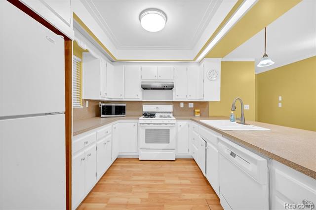 Builiding view five for 44680 Elizabeth, Clinton Township, MI. 48036