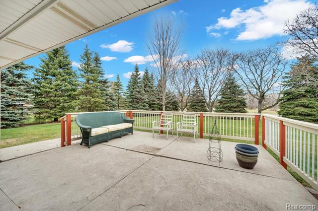 Builiding view thirty three for 44680 Elizabeth, Clinton Township, MI. 48036