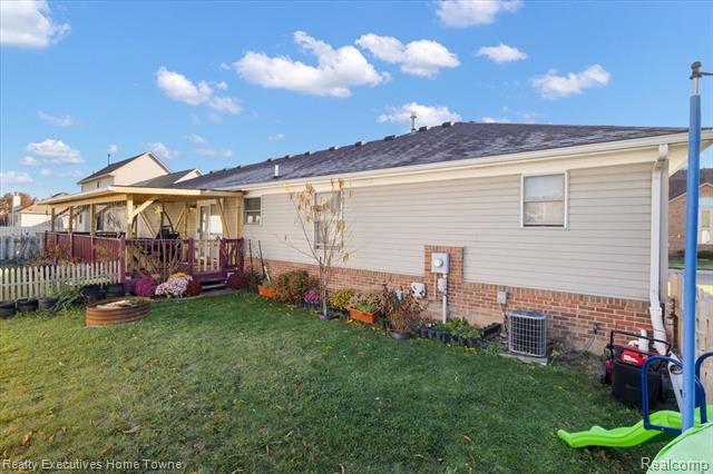 Builiding view eight for 46651 Heather, New Baltimore, MI. 48051