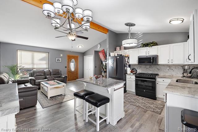 Builiding view nineteen for 46651 Heather, New Baltimore, MI. 48051