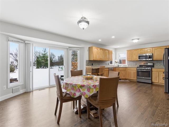 Builiding view eleven for 48194 Lamplighter Tr, Macomb, MI. 48044