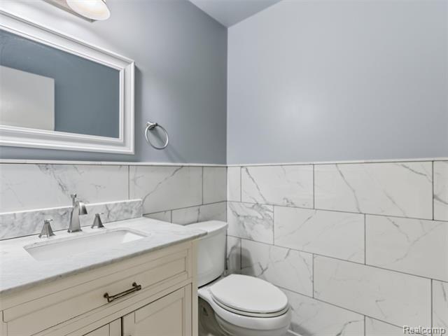 Builiding view seventeen for 48194 Lamplighter Tr, Macomb, MI. 48044