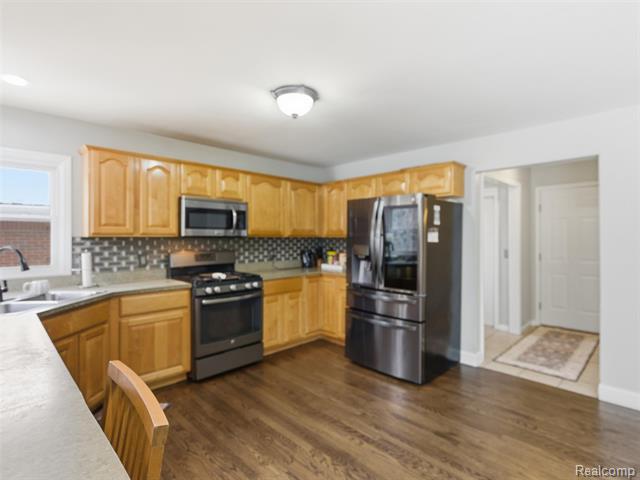 Builiding view ten for 48194 Lamplighter Tr, Macomb, MI. 48044