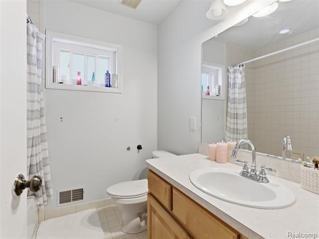 Builiding view twenty six for 48194 Lamplighter Tr, Macomb, MI. 48044