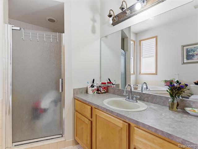 Builiding view twenty two for 48194 Lamplighter Tr, Macomb, MI. 48044