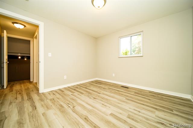 Builiding view thirty eight for 48297 Mallard, New Baltimore, MI. 48047