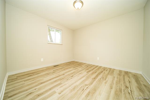 Builiding view thirty seven for 48297 Mallard, New Baltimore, MI. 48047