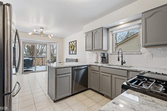 Builiding view ten for 27530 Cedar Glen, New Baltimore, MI. 48051