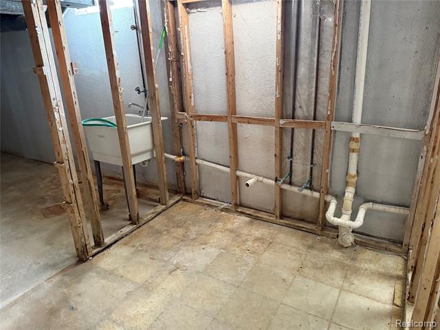 Builiding view twenty one for 37076 Evergreen, Sterling Heights, MI. 48310