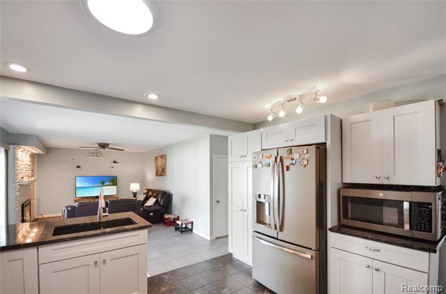 Builiding view seven for 37653 Longacre, Sterling Heights, MI. 48312