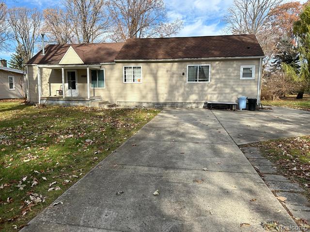 front view picture of 5533 Paris Dr, Sterling Heights, MI. 48310