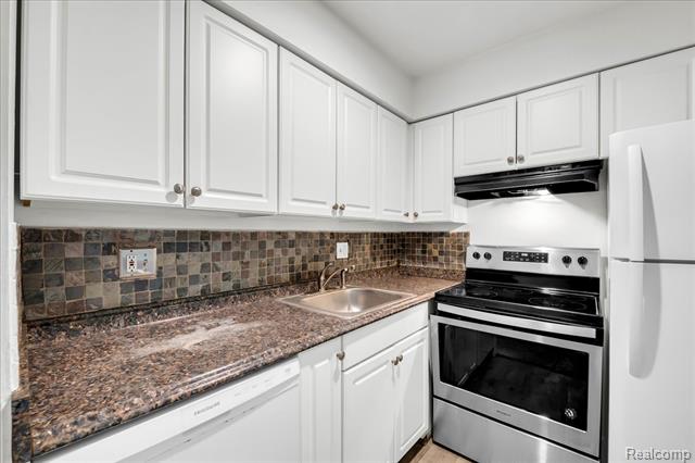 Builiding view five for 13900 Camelot, Sterling Heights, MI. 48312