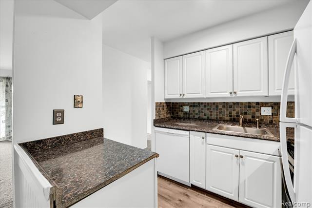 Builiding view seven for 13900 Camelot, Sterling Heights, MI. 48312