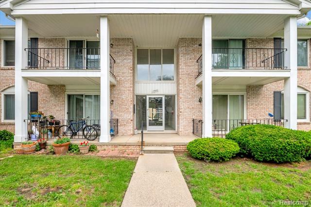 Builiding view twenty three for 13900 Camelot, Sterling Heights, MI. 48312