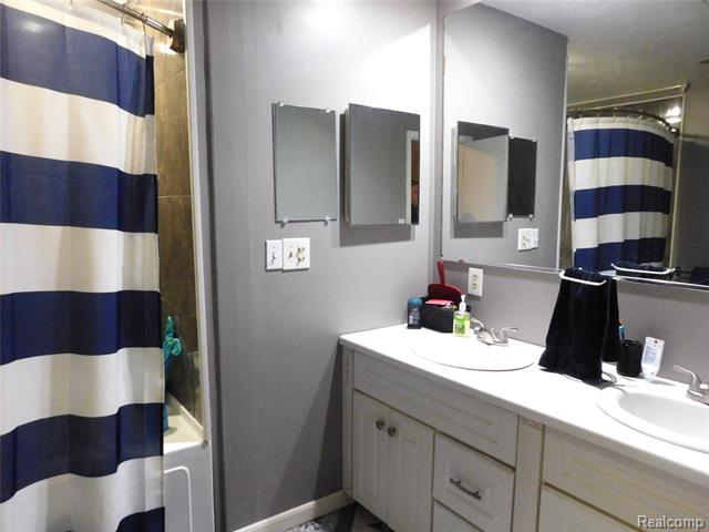 Builiding view thirty eight for 21367 Wendell, Clinton Township, MI. 48036