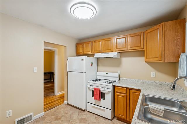 Builiding view seven for 21376 Wendell, Clinton Township, MI. 48036