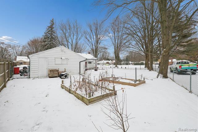 Builiding view thirty two for 21376 Wendell, Clinton Township, MI. 48036