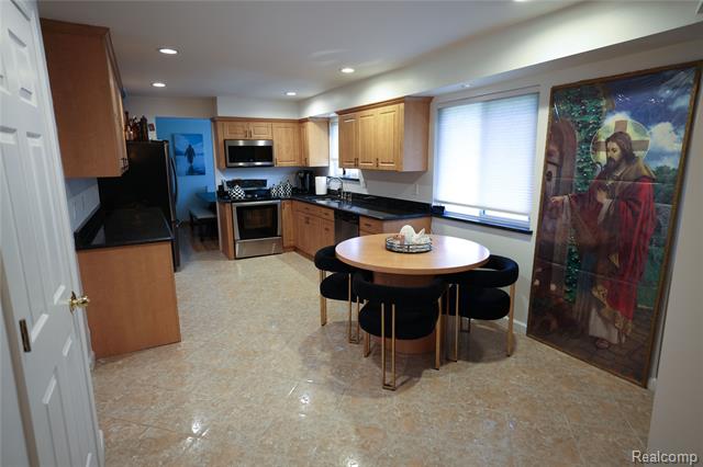 Builiding view nineteen for 38684 Pinebrook, Sterling Heights, MI. 48310