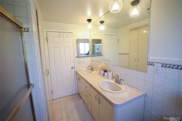 Builiding view thirty three for 38684 Pinebrook, Sterling Heights, MI. 48310