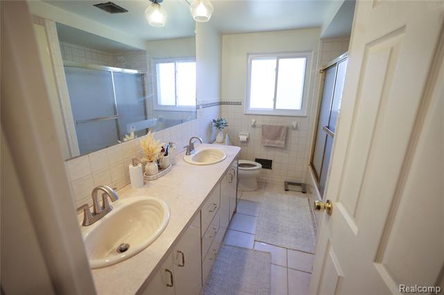 Builiding view thirty two for 38684 Pinebrook, Sterling Heights, MI. 48310