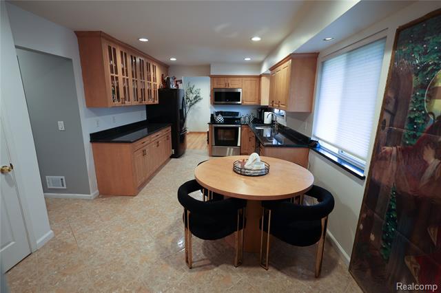 Builiding view twenty for 38684 Pinebrook, Sterling Heights, MI. 48310